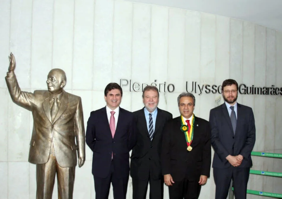 Os conselheiros do TCE-RO, José Euler e Paulo Curi, e o procurador Adilson Moreira com o homenageado, o conselheiro presidente Edilson de Sousa