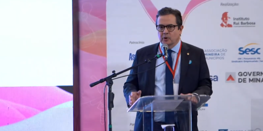 Edilberto Pontes Lima - Presidente do IRB media palestra do ministro Camilo Santana sobre a Política Nacional da Primeira Infância no II ENAPI